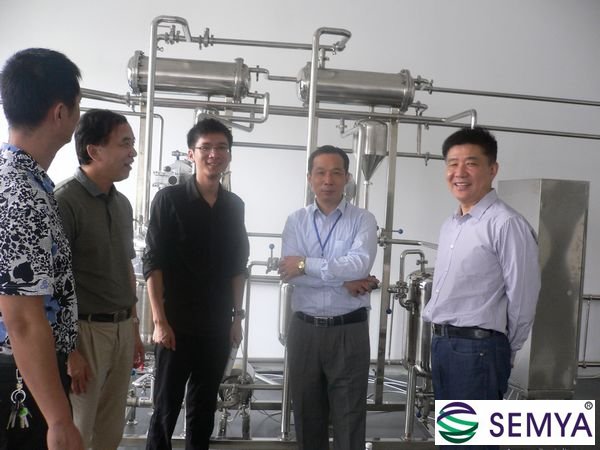 伽力森董事長總經理和我公司總經理實驗室合影